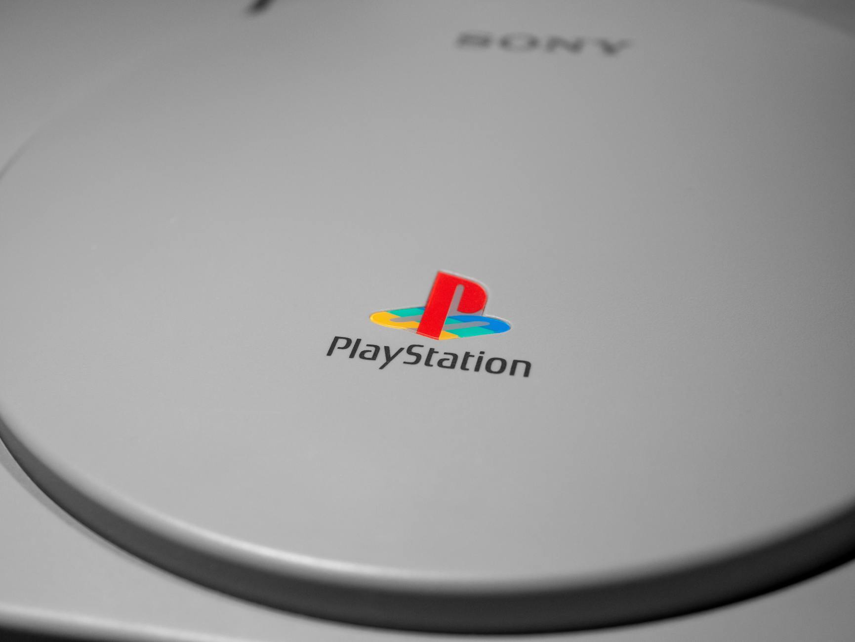En PlayStation-konsol fotograferad uppifrån.